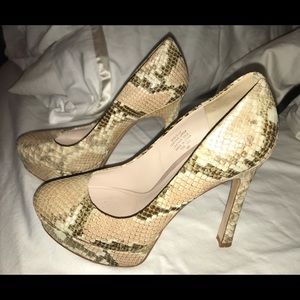 Joan & David Daquella Snakeskin Style Platform Pumps Tans